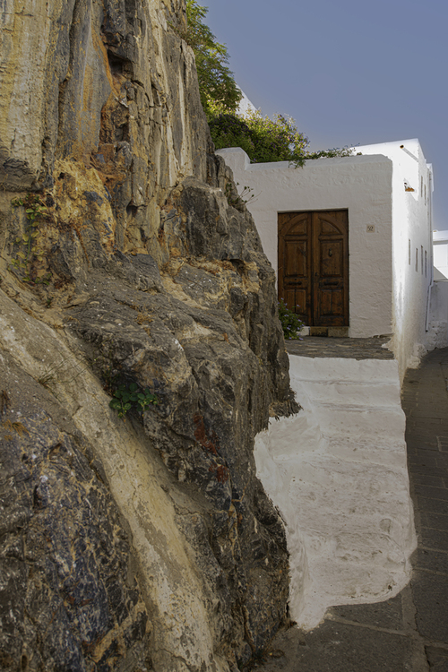Malownicza uliczka w Lindos na wyspie Rhodes