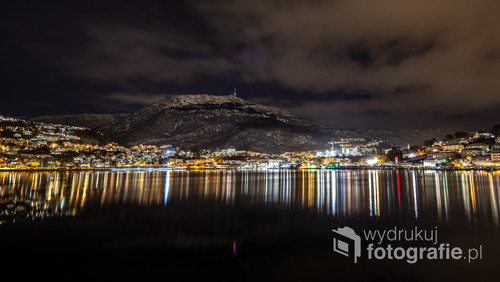 Miasto Bergen które dookoła otacza siedem szczytów gór.