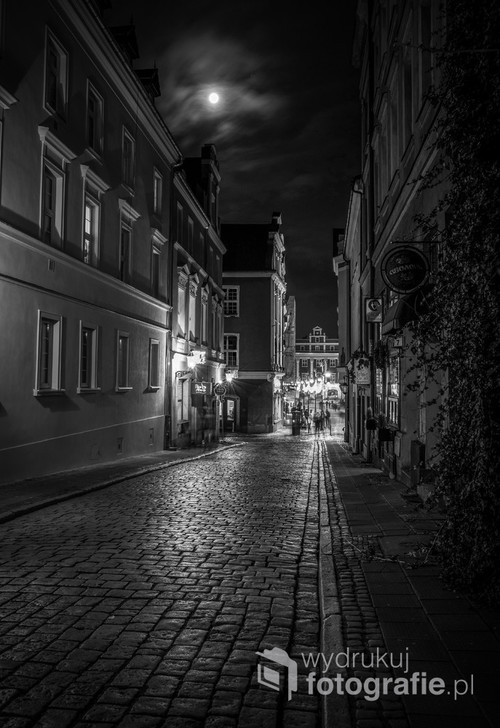 Fotografia przedstawia uliczkę która znajduje się obok Starego rynku miasta Poznań