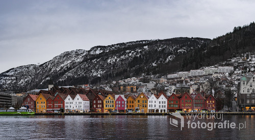 Aleja hanzeatyckich budynków handlowych w Bergen, Norwegia, które znajdują się od 1979 roku na liście światowego dziedzictwa UNESCO.
