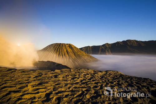 Na szczycie dymiącego wulkanu Bromo (wyspa Jawa, Indonezja), tuż po wschodzie słońca.