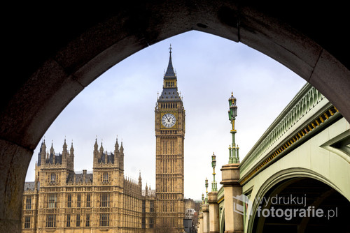 Widok na parlament, Big Ben i most Westministerski z bramy po prawej stronie Tamizy