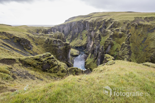 Uznany za jeden z najpiękniejszych na świecie – kanion Fjaðrárgljúfur na Islandii.