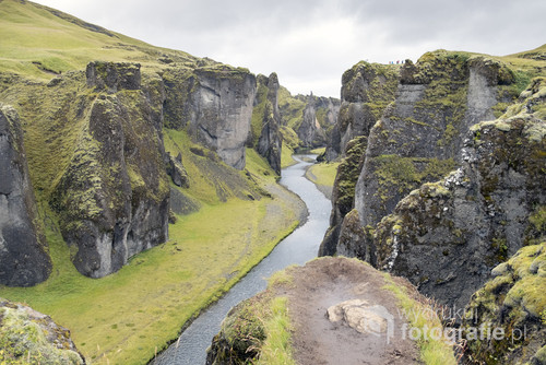 Spektakularny kanion kanion Fjaðrárgljúfur na Islandii