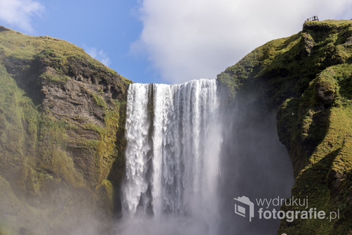 Islandzki wodospad Skógafoss w pogodny dzień