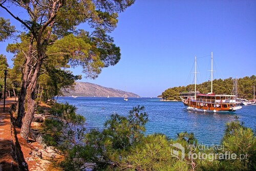Statek wycieczkowy wypływający z portu Stari Grad na wyspie Hvar, Croatia.