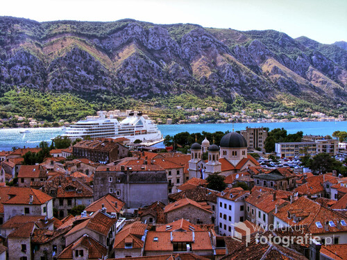 Widok na port oraz Old City, Kotor w zatoce kotorskiej, MNE.