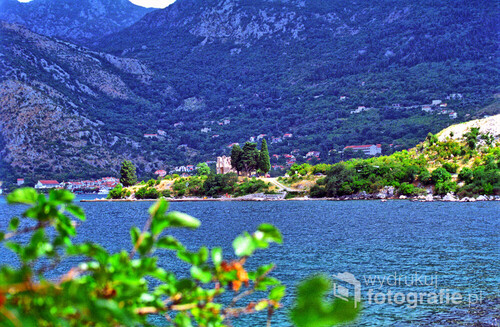 Widok na góry i morze z wioski Perast, zatoka Kotorska, MNE.
