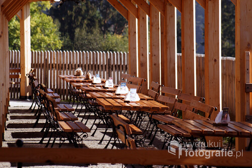 Niedzica, wolne stoliki oczekujące na gości w Parku Miniatur.