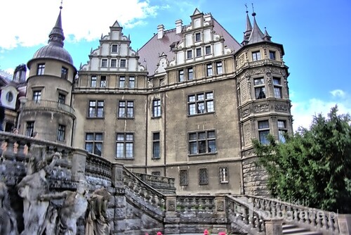 Zabytkowa rezydencja położona we wsi Moszna, zamek i pałac.