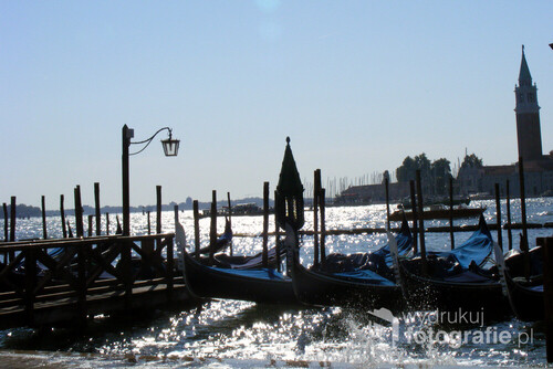 Port z zacumowanymi gondolami ,Wenecja, Włochy.