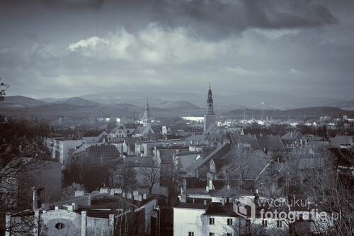Panorama dolnośląskiego miasta Kamienna Góra w chłodnej tonacji 