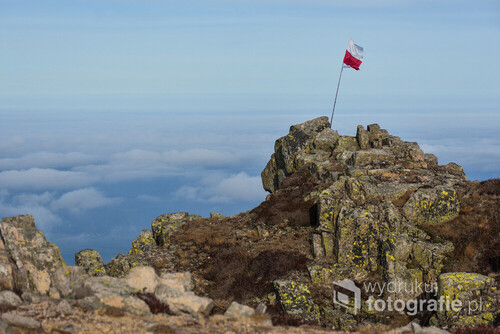 Karkonosze - Śnieżne Kotły - flaga białoczerwona wetknięta w skały