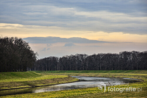 Kanał Odry we Wrocławiu z układem chmury, które przypominają góry