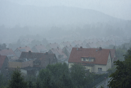Miasto Kamienna Góra na Dolnym Śląsku w Sudetach Środkowych. Widok letniej ulewy.