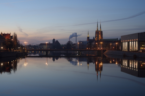 Wrocław, widok z mostu Grunwaldzkiego w kierunku mostu Pokoju i katedry na Ostrowie Tumskim i Wyspy Piaskowej wieczorową porą.
