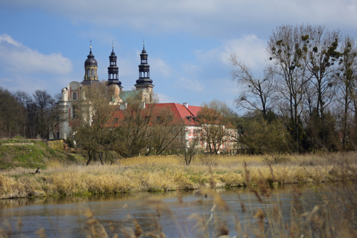 Pocysterski, barokowy klasztor w Lądzie nad rzeką wartą; wielkopolska wiosna