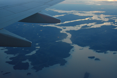 Fotografia zrobiona w trakcie lotu samolotem nad Szwecją w godzinach wieczornych