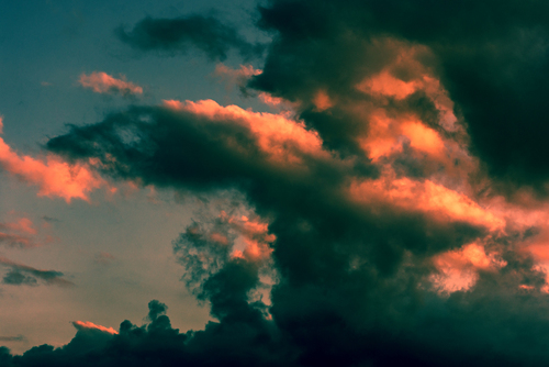Fotografia zachmurzonego nieba przy zachodzie słońca z dokonanym retuszem
