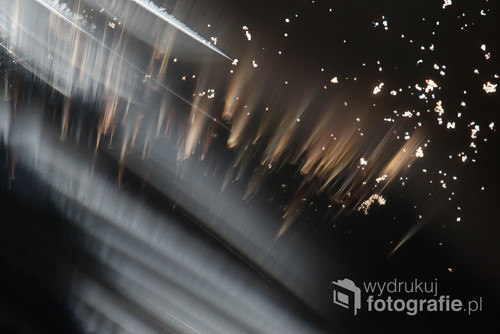 Zdjęcie wykonane pod mikroskopem w świetle spolaryzowanym przedstawia skrystalizowany odkamieniacz do czyszczenia armatury. 