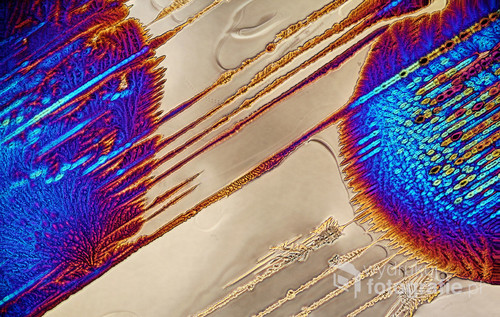 Fotografia mikroskopowa skrystalizowanego odkamieniacza w świetle spolaryzowanym. 