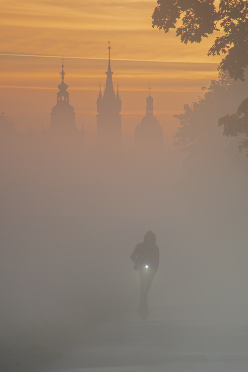 Zdjęcie wykonane w mglisty jesienny poranek w Krakowie. 