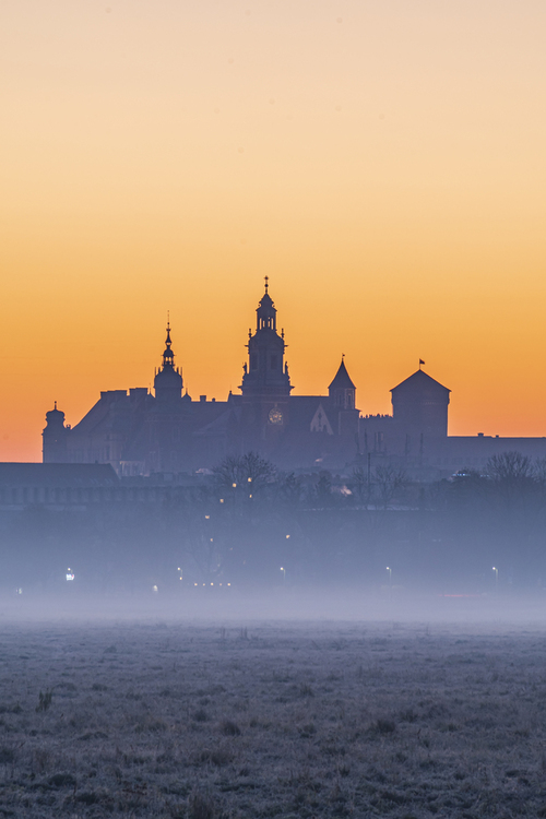 Zdjęcie wykonane w mglisty, mroźny poranek w Krakowie. 