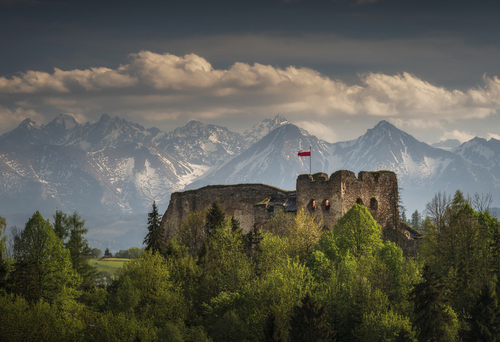 Zamek w Czorsztynie na tle tatrzańskich szczytów