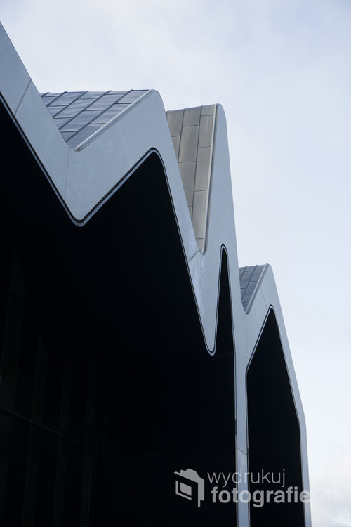 Riverside Museum w Glasgow. Bardzo ciekawa  architektura tego budynku zaprojektowana przez jedną z najlepszych pracowni architektonicznych świata założoną przez Zahe Hadid. Krawędź dachu w interesujący sposób wydziela granicę miedzy wnętrzem budynku a otoczeniem. Istny kontrast.