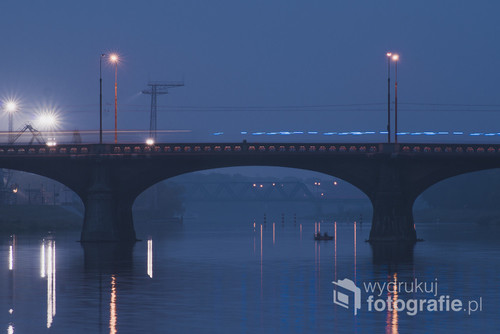 Wieczorne Odbicie mostu tworzące tajemniczy klimat